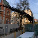 Kranbil i Stockholm - lyft in genom fönster